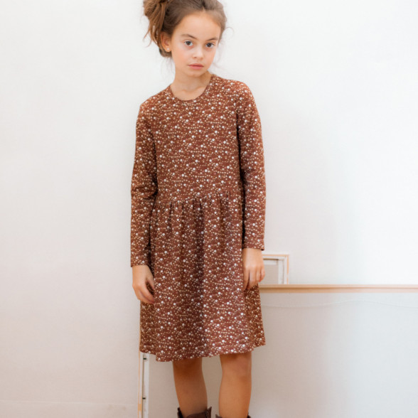 Mazuļu trikotāžas kleita ar smalku ziedu apdruku