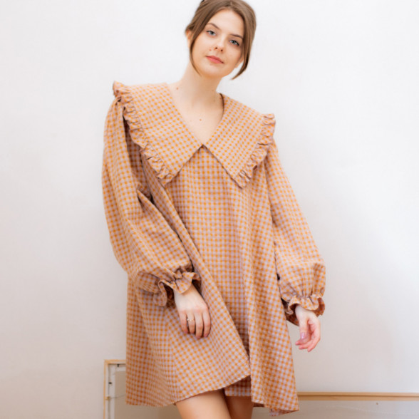 Rūtaina sieviešu kleita ar apkakli