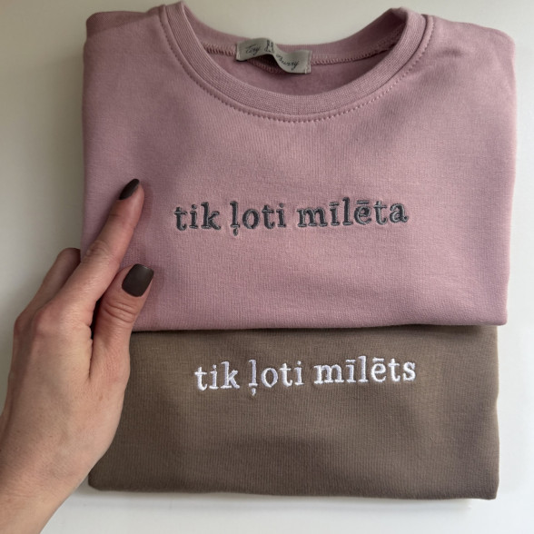 Mazuļu džemperis ar apdruku Tik ļoti mīlēts - brūns