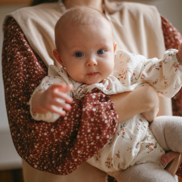 Muslina mazuļu romperis ar ziedu rakstu