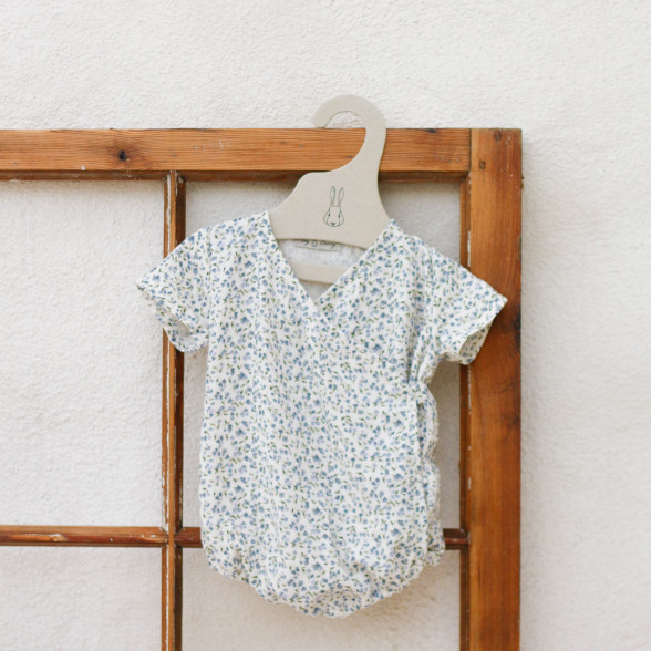 Organiskās kokvilnas wrap romperis - ziedu raksts